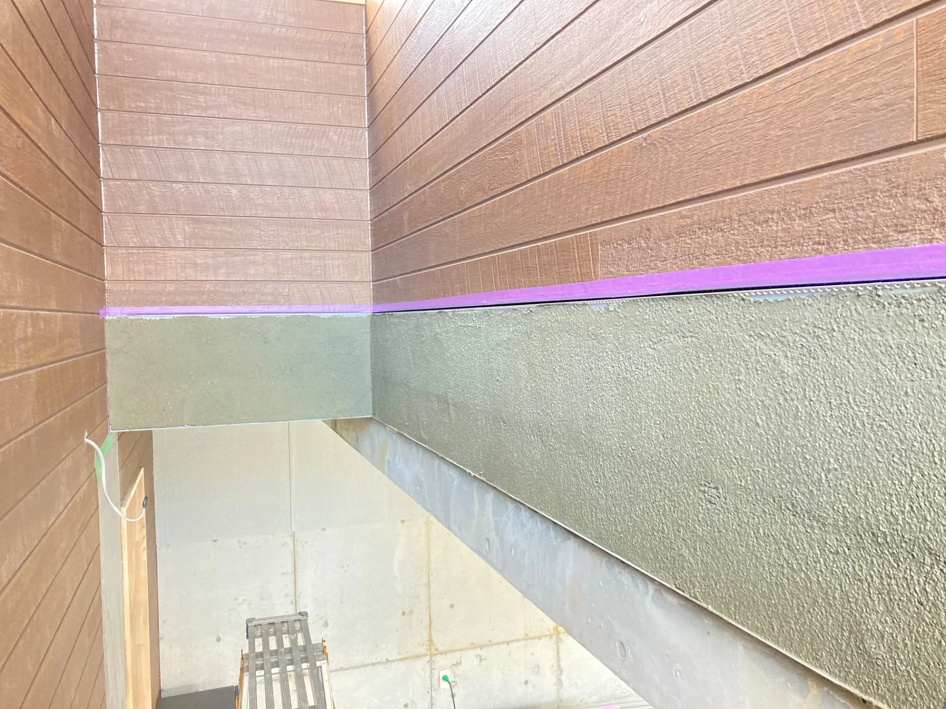 階段ホールも梁みたいに