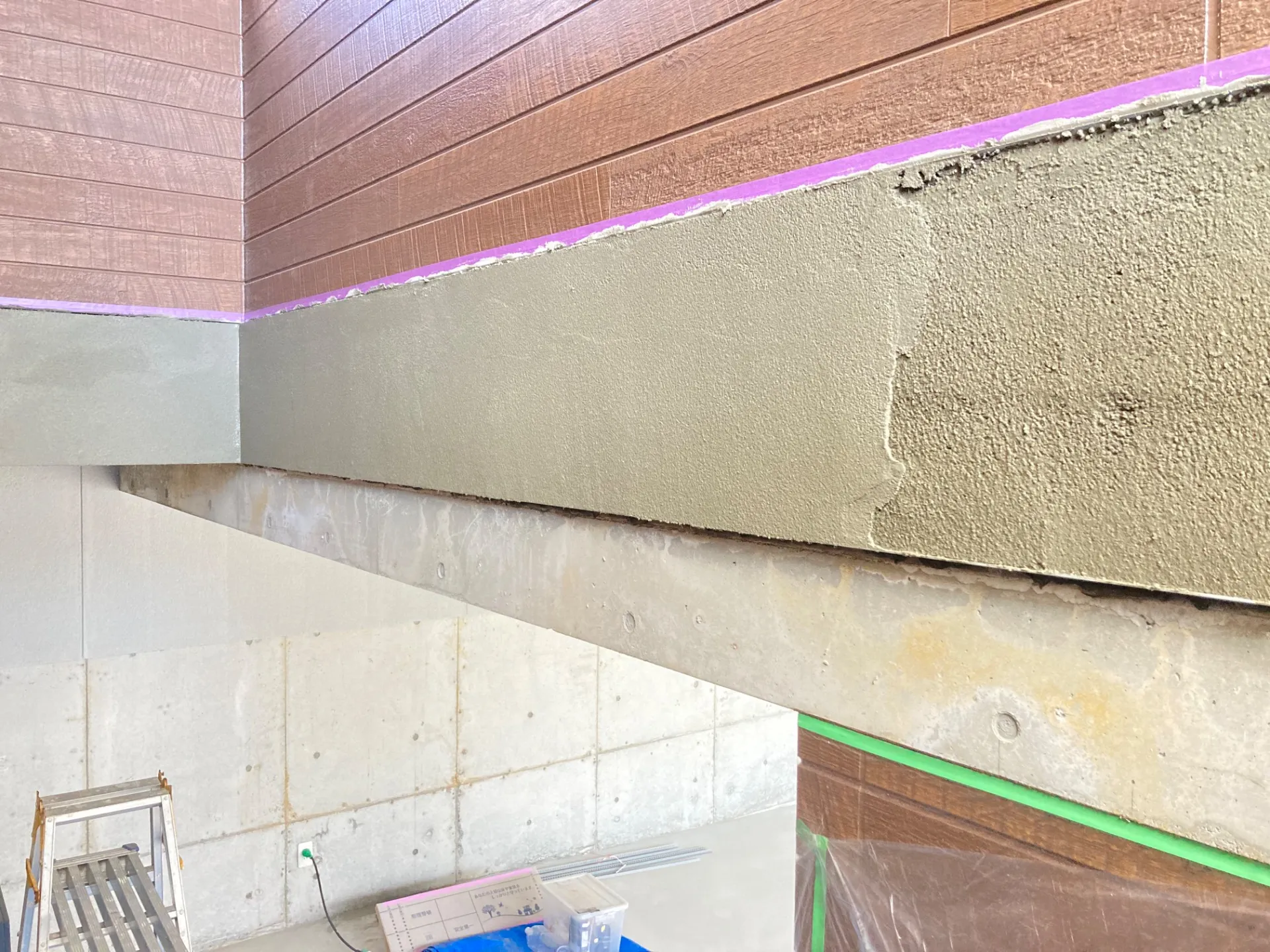 階段ホールも梁みたいに