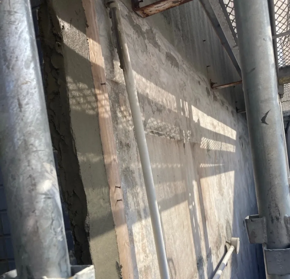 RCのビルと古民家