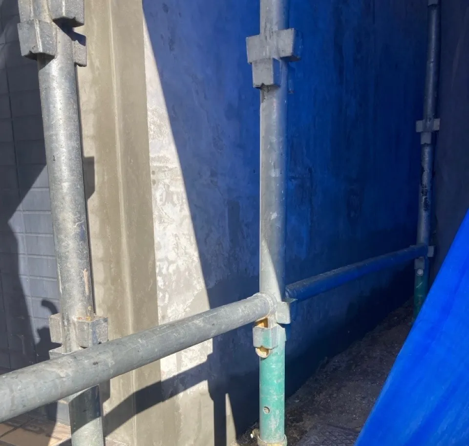 RCのビルと古民家