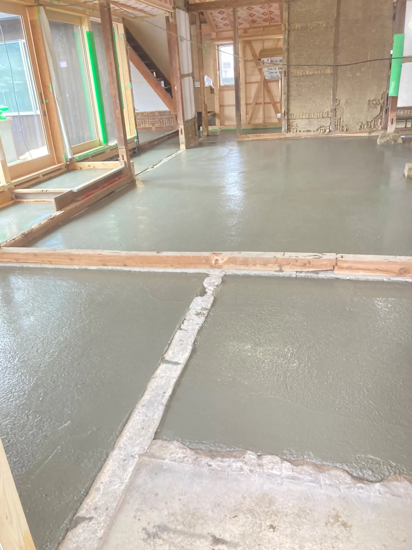 RCのビルと古民家