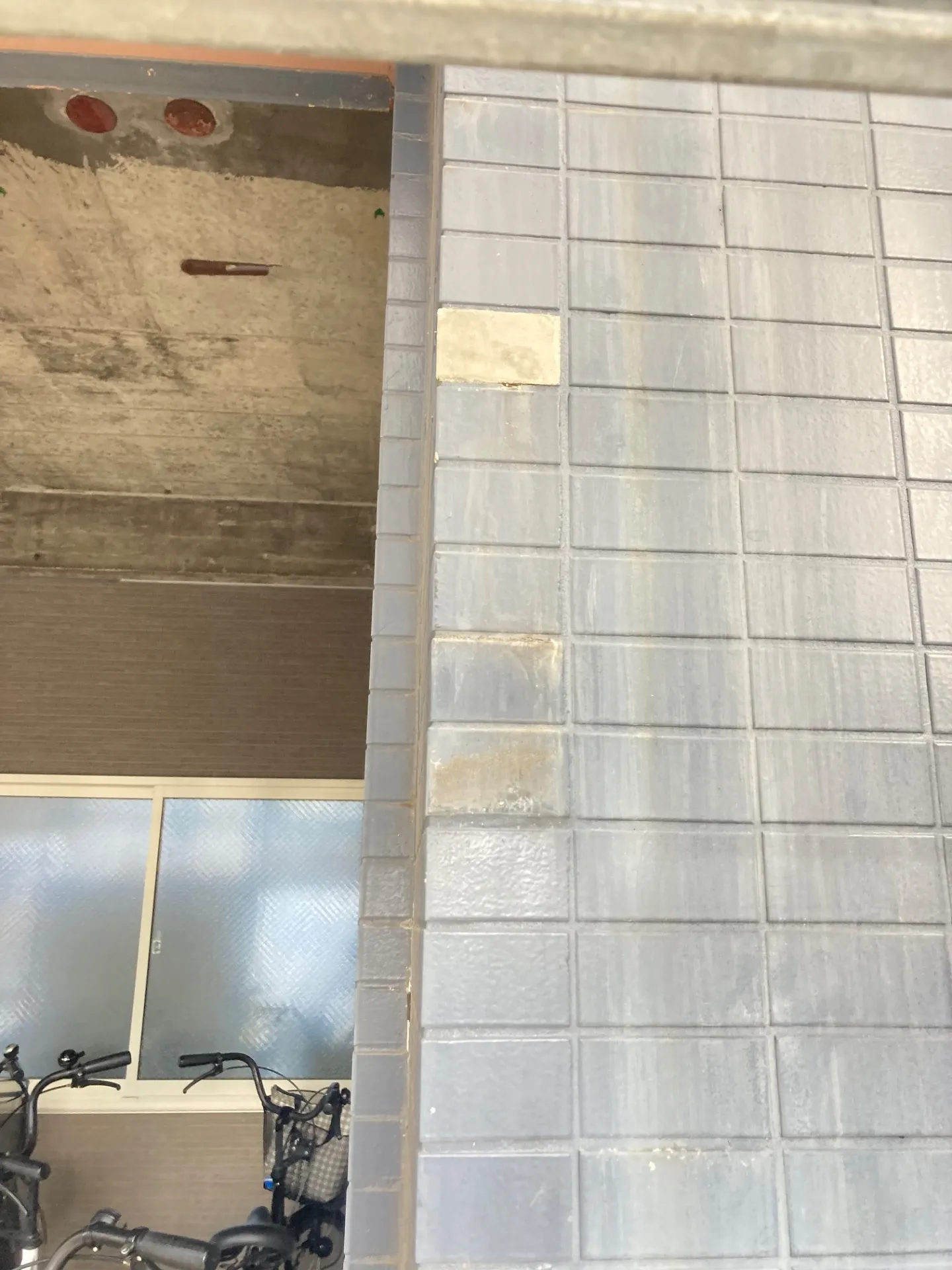 RCのビルと古民家